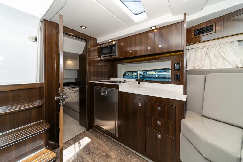 Slide: The Image of Cruisers 390 Express Coupe 2021 - 85