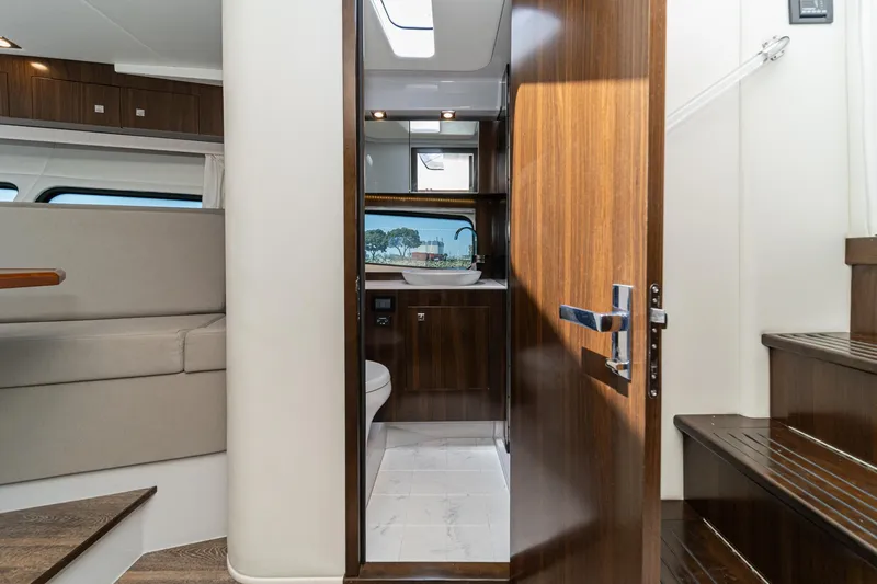 Slide: The Image of Cruisers 390 Express Coupe 2021 - 90