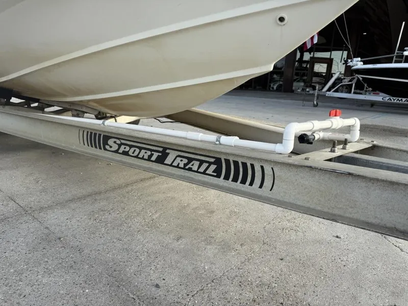 Slide: The Image of Boston Whaler 220 Dauntless 2007 - 10