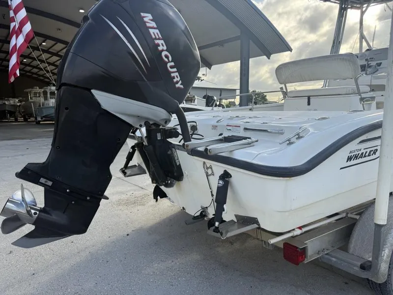 Slide: The Image of Boston Whaler 220 Dauntless 2007 - 9