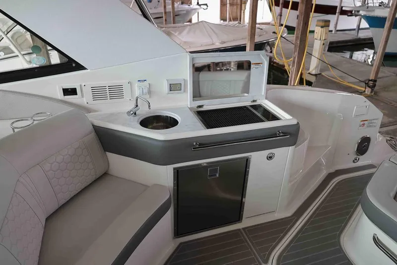 Slide: The Image of Sea Ray Sundancer 320 2023 - 11