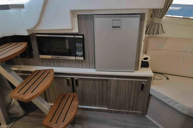 Slide: The Image of Sea Ray Sundancer 320 2023 - 12