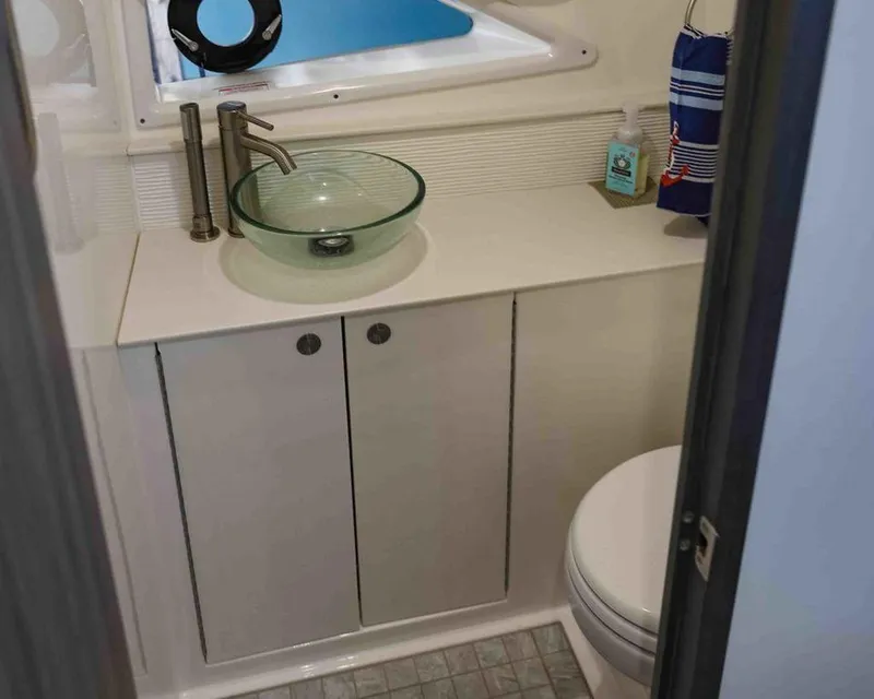 Slide: The Image of Sea Ray Sundancer 320 2023 - 14