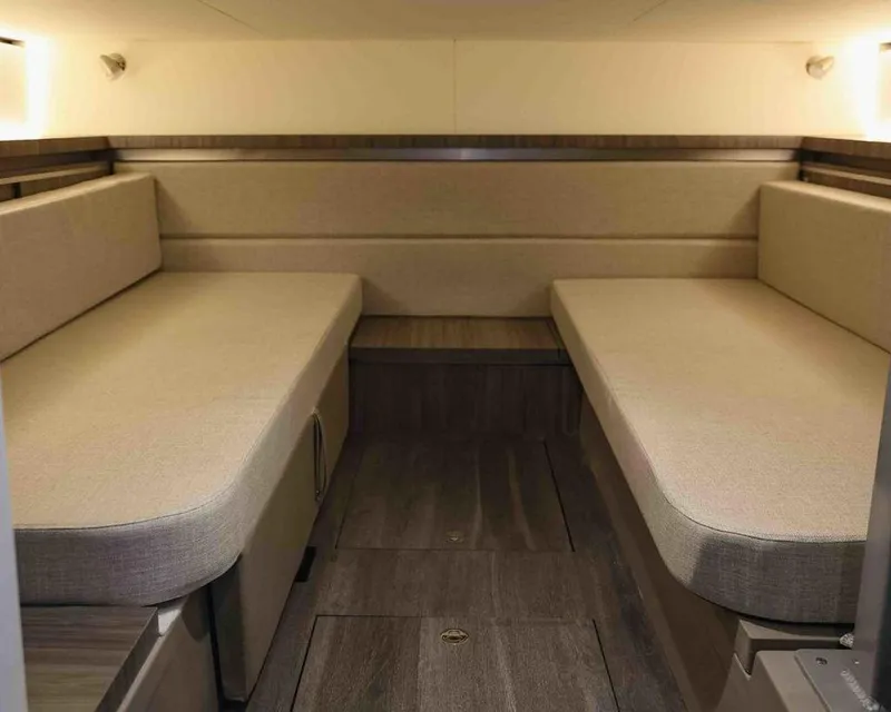 Slide: The Image of Sea Ray Sundancer 320 2023 - 15