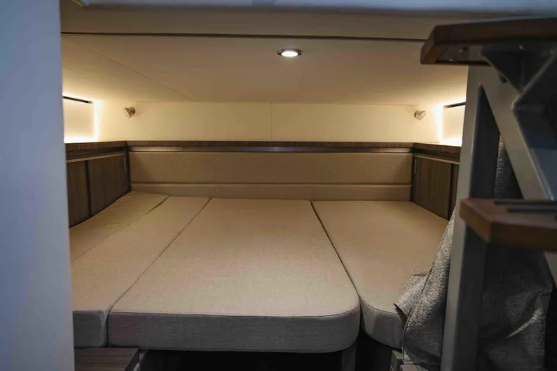 Slide: The Image of Sea Ray Sundancer 320 2023 - 16