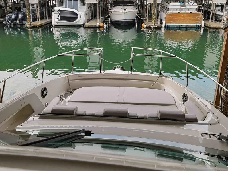 Slide: The Image of Sea Ray Sundancer 320 2023 - 17