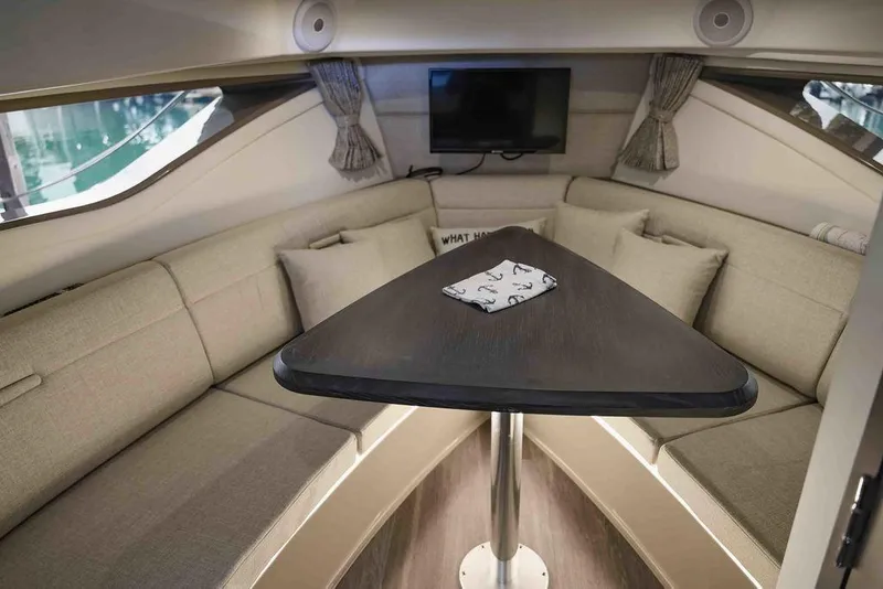 Slide: The Image of Sea Ray Sundancer 320 2023 - 19