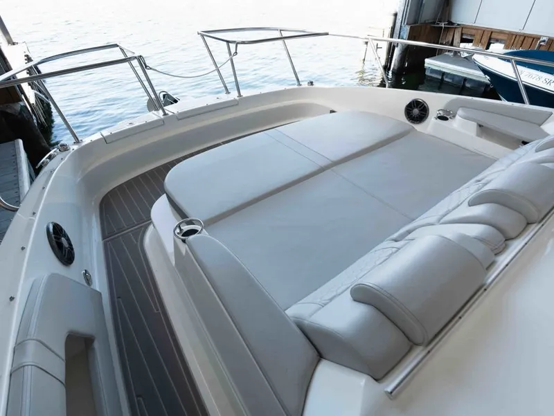 Slide: The Image of Sea Ray Sundancer 320 2023 - 23