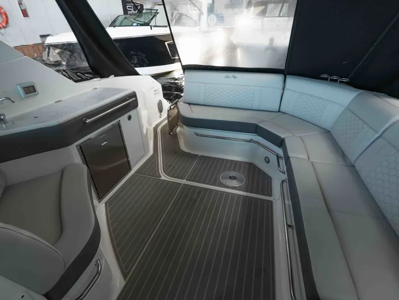 Slide: The Image of Sea Ray Sundancer 320 2023 - 26