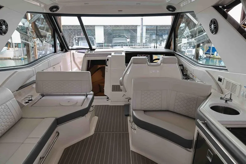 Slide: The Image of Sea Ray Sundancer 320 2023 - 7