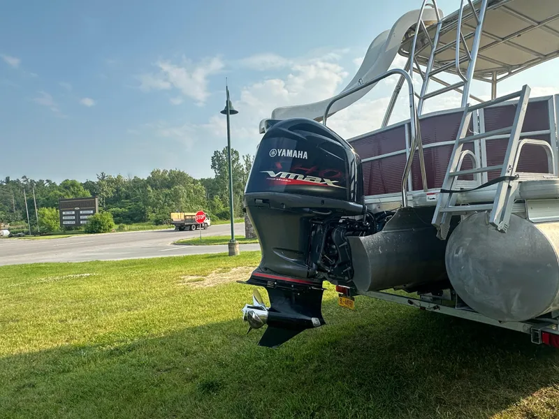 Slide: The Image of 2017 Godfrey Sweetwater 2386 CC pontoon boat with Yamaha VMAX outboard motor. - 23