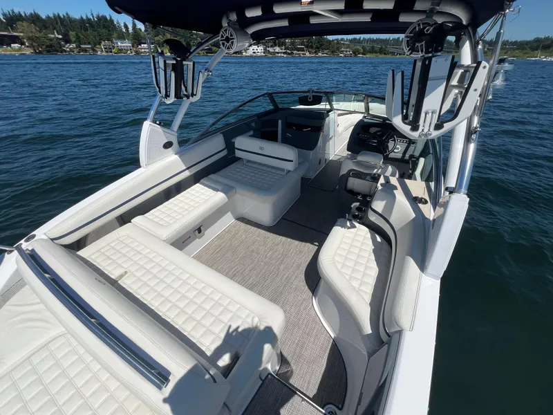 Slide: The Image of Cobalt R7 Surf 2019 - 10