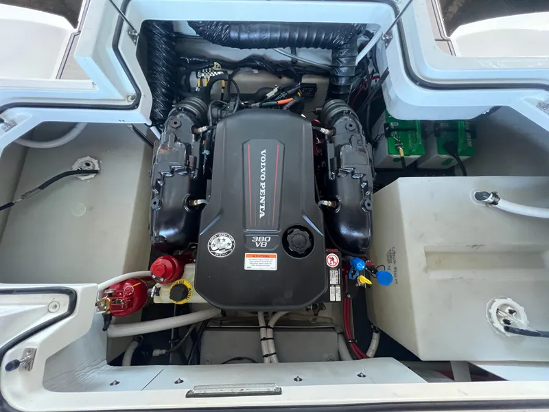 Slide: The Image of Cobalt R7 Surf 2019 - 22