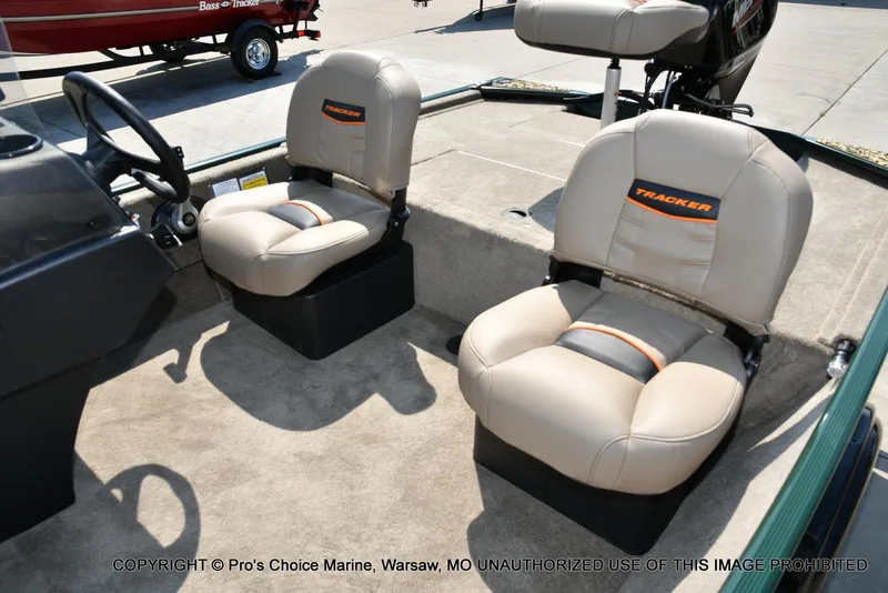 Slide: The Image of Tracker Bass Tracker Classic Limited 2026 - 15