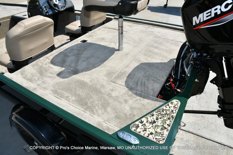 Slide: The Image of Tracker Bass Tracker Classic Limited 2026 - 16