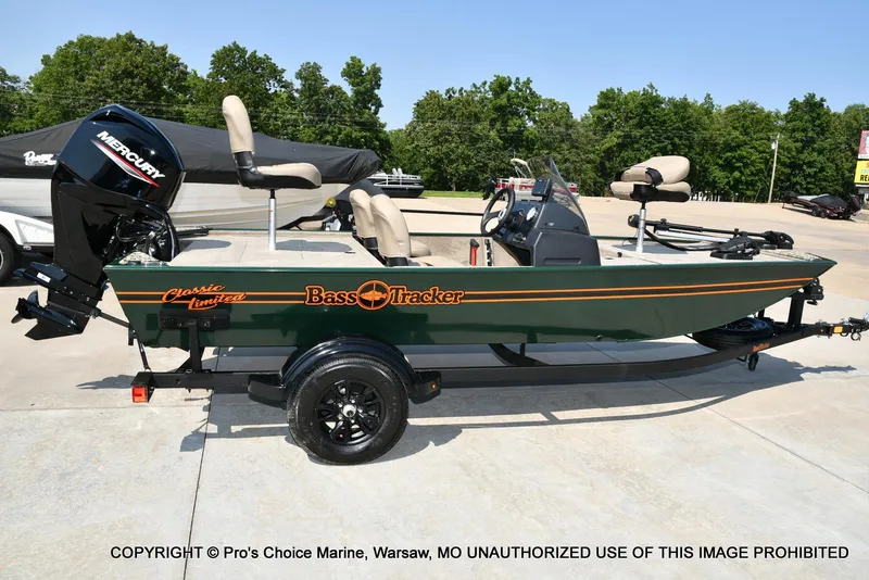 Slide: The Image of Tracker Bass Tracker Classic Limited 2026 - 19