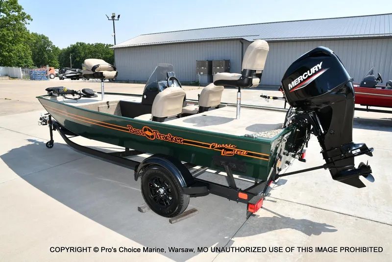 Slide: The Image of Tracker Bass Tracker Classic Limited 2026 - 24