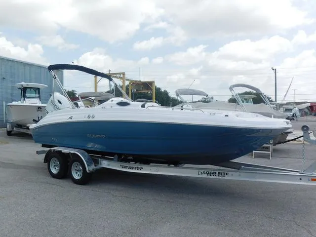 The Image of Stingray 212 SC 2025 - 1