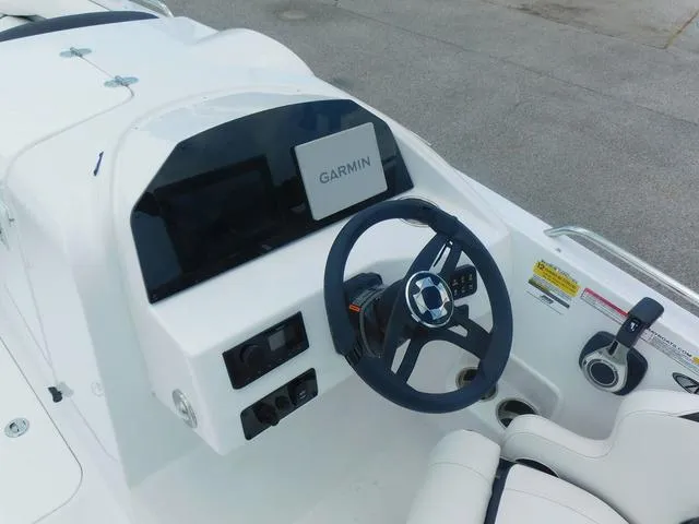 Slide: The Image of Stingray 212 SC 2025 - 7