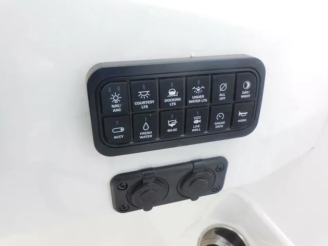 Slide: The Image of Stingray 212 SC 2025 - 8