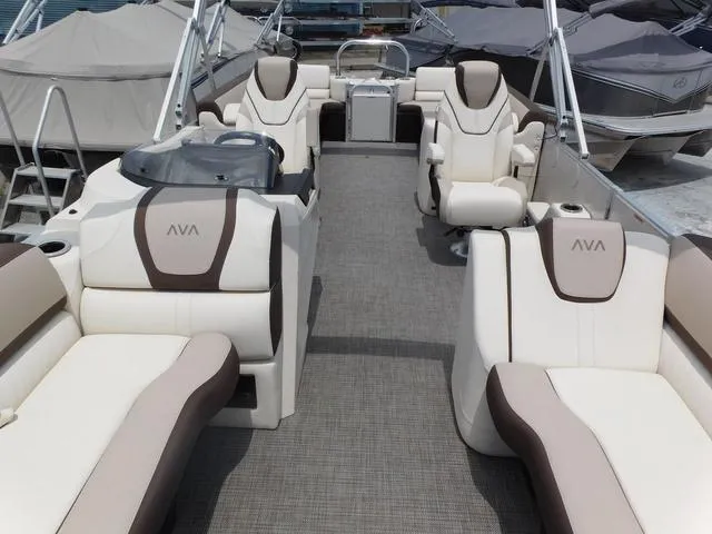 Slide: The Image of Avalon Catalina Platinum Quad Lounger 25 FT 2025 - 10