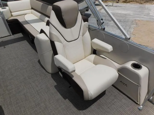 Slide: The Image of Avalon Catalina Platinum Quad Lounger 25 FT 2025 - 11