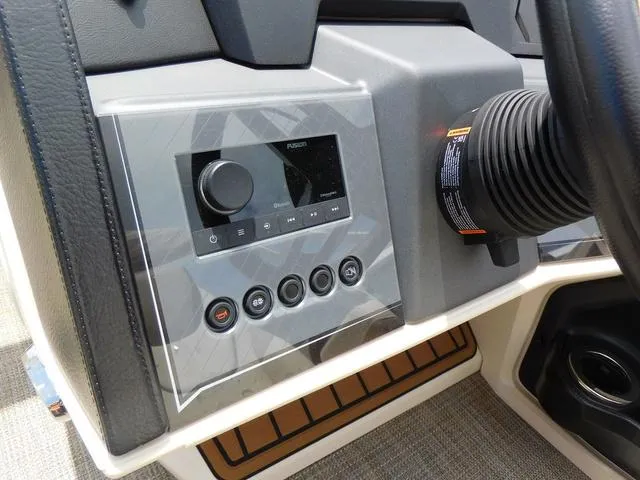 Slide: The Image of Avalon Catalina Platinum Quad Lounger 25 FT 2025 - 15