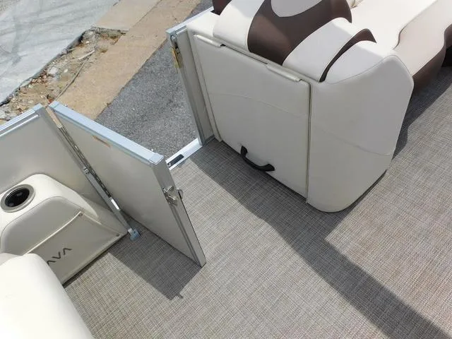 Slide: The Image of Avalon Catalina Platinum Quad Lounger 25 FT 2025 - 18