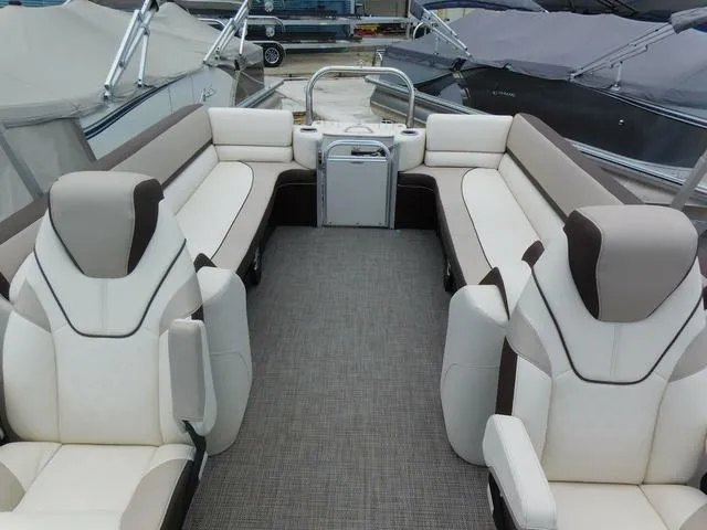 Slide: The Image of Avalon Catalina Platinum Quad Lounger 25 FT 2025 - 20