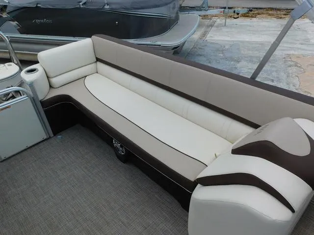 Slide: The Image of Avalon Catalina Platinum Quad Lounger 25 FT 2025 - 21