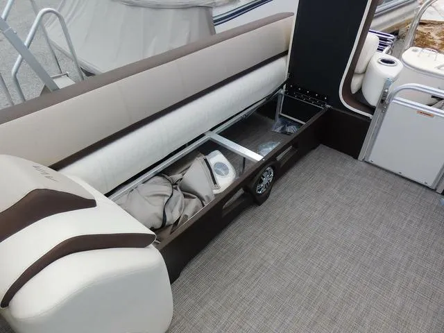 Slide: The Image of Avalon Catalina Platinum Quad Lounger 25 FT 2025 - 24