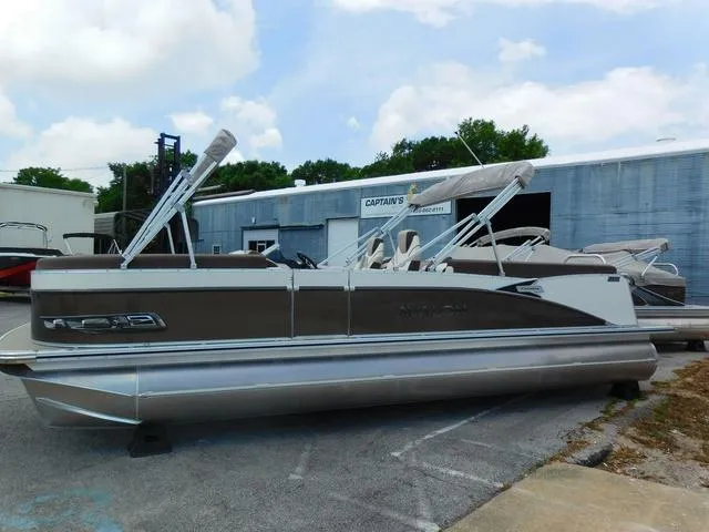 Slide: The Image of Avalon Catalina Platinum Quad Lounger 25 FT 2025 - 3