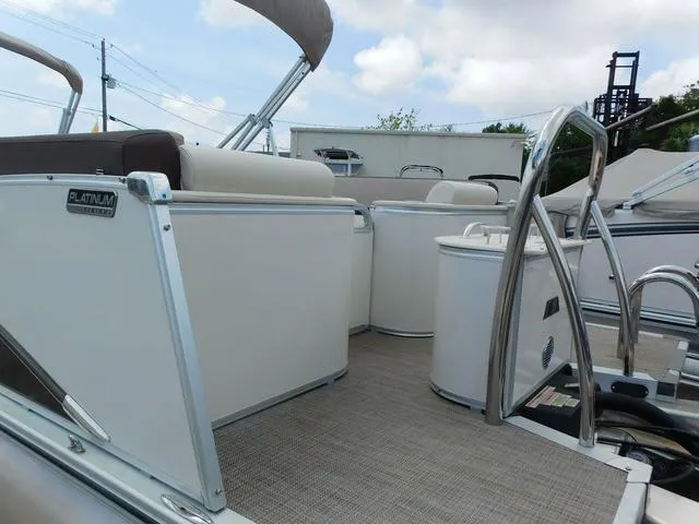 Slide: The Image of Avalon Catalina Platinum Quad Lounger 25 FT 2025 - 4