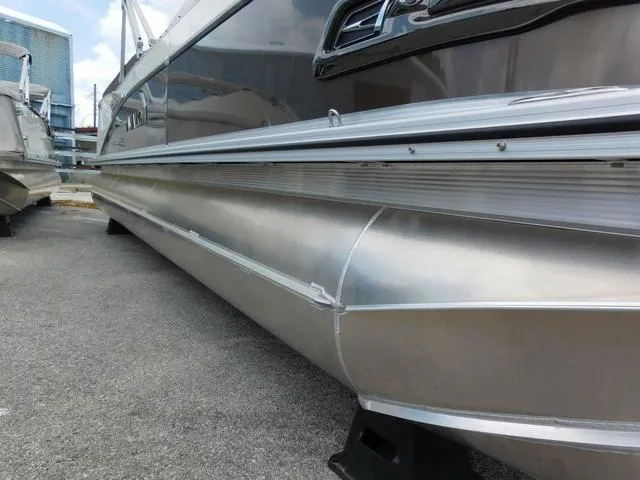 Slide: The Image of Avalon Catalina Platinum Quad Lounger 25 FT 2025 - 6