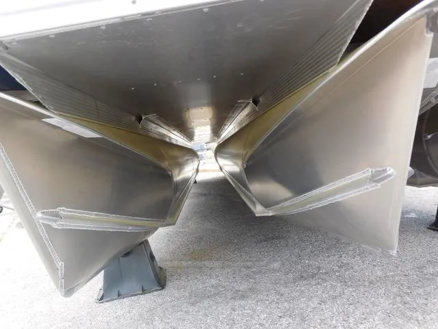 Slide: The Image of Avalon Catalina Platinum Quad Lounger 25 FT 2025 - 7