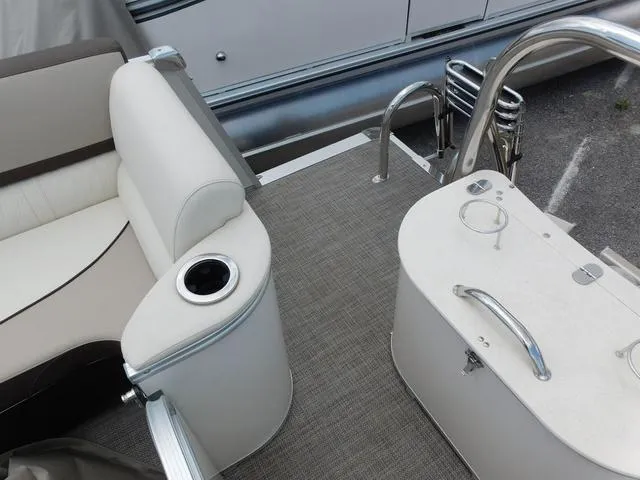 Slide: The Image of Avalon Catalina Platinum Quad Lounger 25 FT 2025 - 8