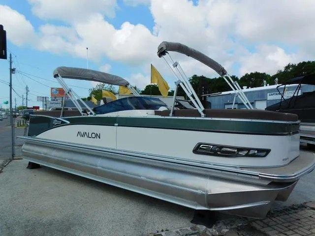 Slide: The Image of Avalon Catalina Platinum Quad Lounger 25 FT Windshield 2025 - 3