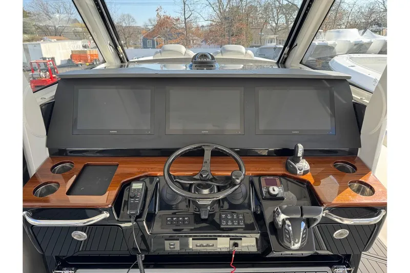 Slide: The Image of Everglades 395 Center Console 2022 - 10