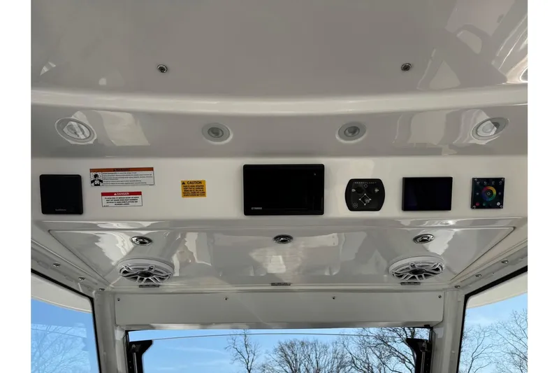 Slide: The Image of Everglades 395 Center Console 2022 - 13