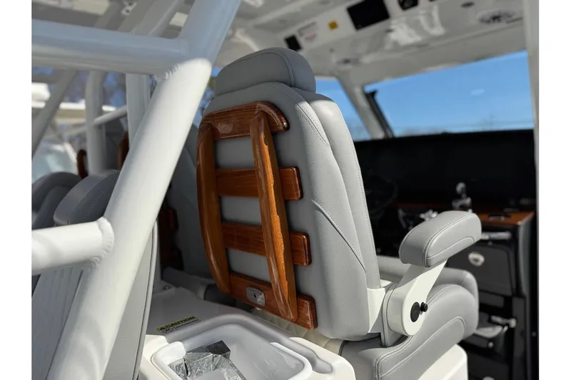 Slide: The Image of Everglades 395 Center Console 2022 - 17
