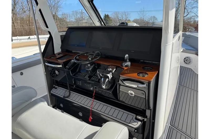 Slide: The Image of Everglades 395 Center Console 2022 - 9