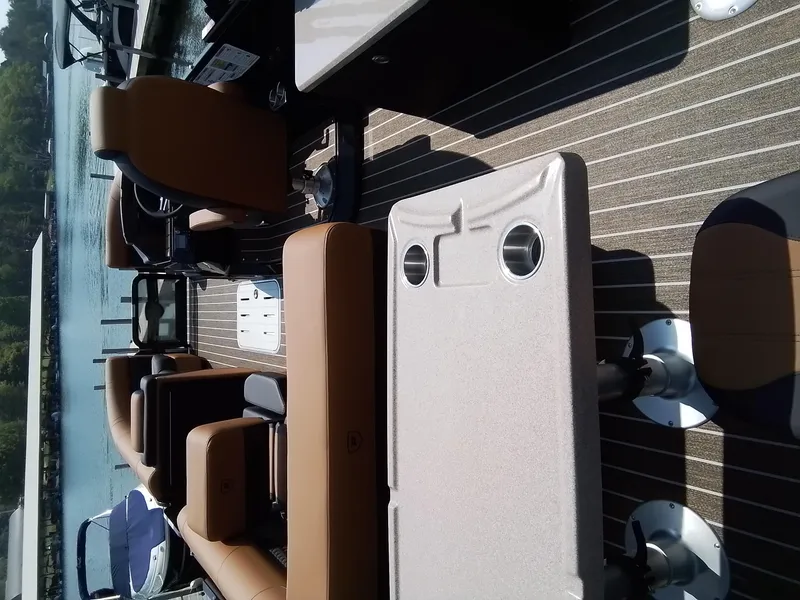 Slide: The Image of Premier 250 Solaris RS 2025 - 14