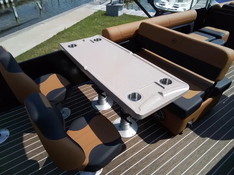 Slide: The Image of Premier 250 Solaris RS 2025 - 15