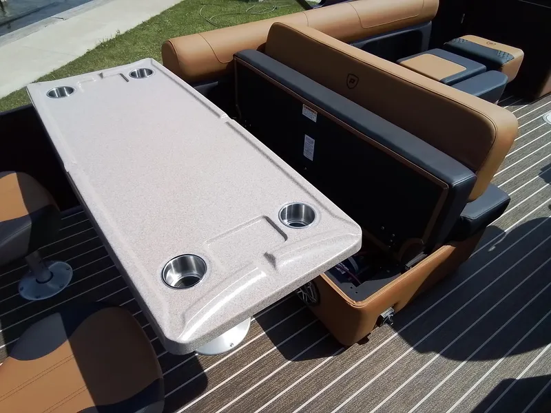 Slide: The Image of Premier 250 Solaris RS 2025 - 16