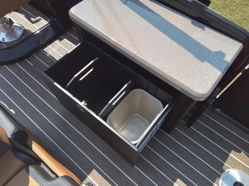 Slide: The Image of Premier 250 Solaris RS 2025 - 18