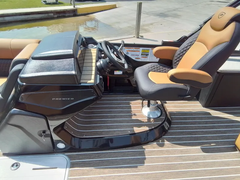 Slide: The Image of Premier 250 Solaris RS 2025 - 30