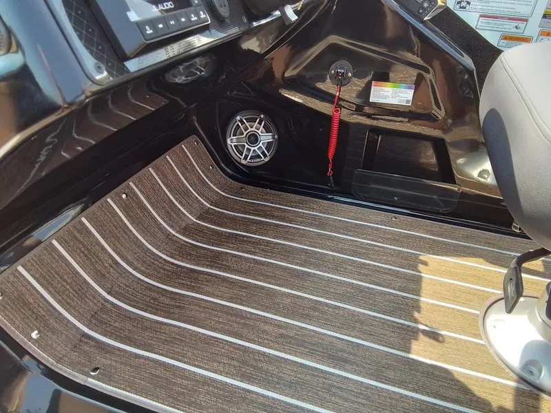 Slide: The Image of Premier 250 Solaris RS 2025 - 33