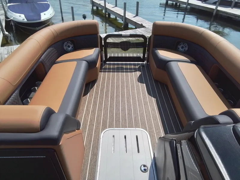 Slide: The Image of Premier 250 Solaris RS 2025 - 39