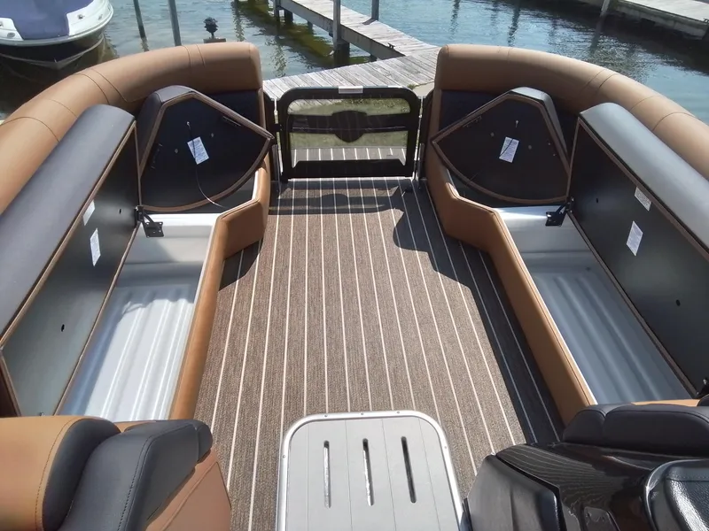 Slide: The Image of Premier 250 Solaris RS 2025 - 43