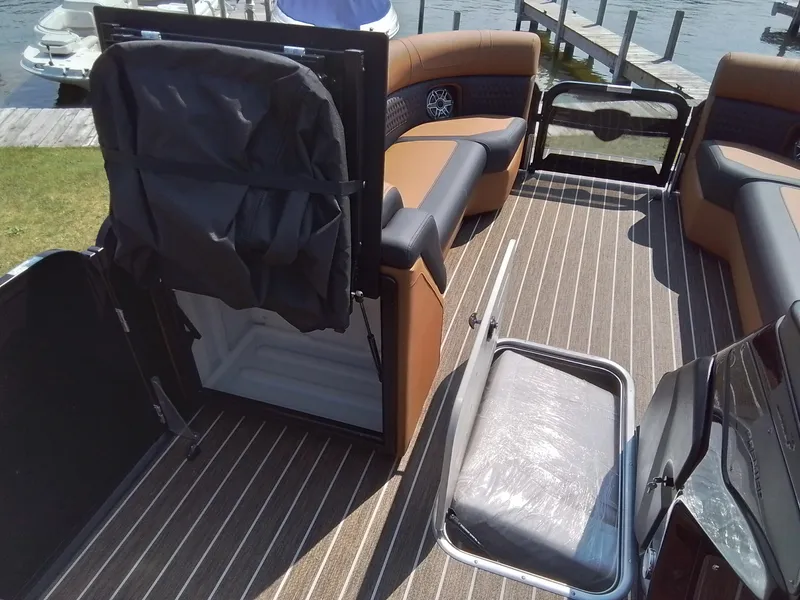 Slide: The Image of Premier 250 Solaris RS 2025 - 45